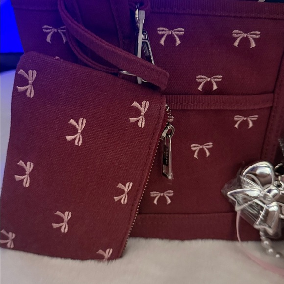 🎀Madden girl Burgundy minni tote  with Pink Bow 🎀 - Picture 2 of 12